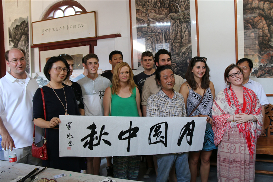 foreigh students learing Calligraphy in China's university